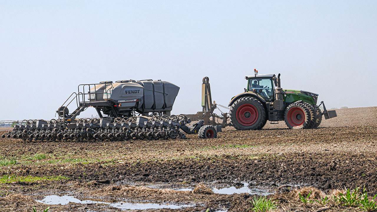 Fendt Momentum planter with Fendt tractor and seed tender operating in open field during spring planting season.