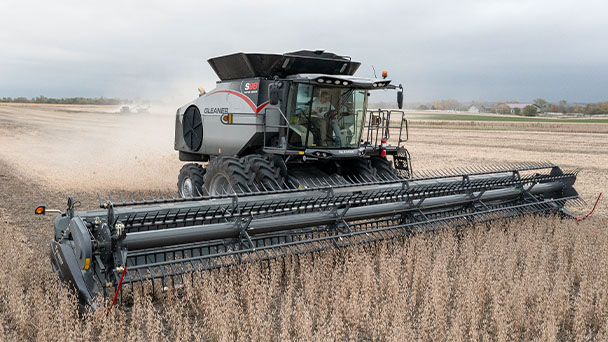 Gleaner 9300 Series grain head harvesting soybeans with precision and efficiency in the field.