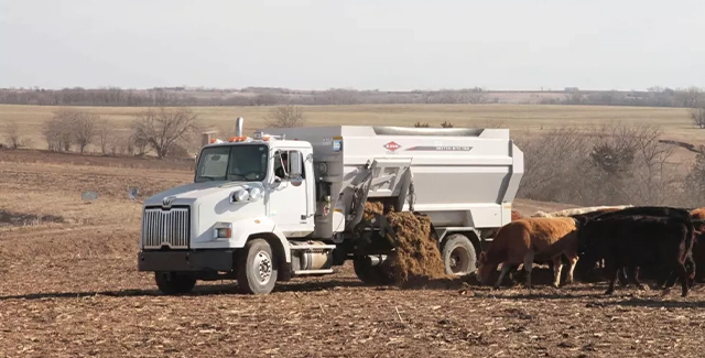 Kuhn BTC 400, 4 auger horizontal mixer spreading feed for livestock.
