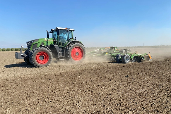 Fendt 900 Vario tractor and Amazone Catros+ 9003-2TX working side-by-side to prepare seedbed in expansive farmland