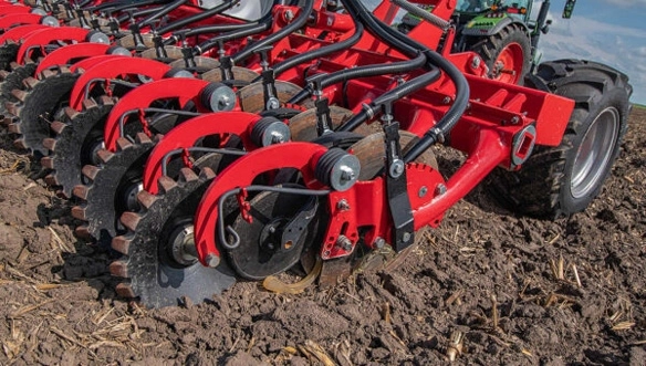 Close-up view of HORSCH Avatar disc opener row units engaging the soil, illustrating robust construction and precise seed placement system.