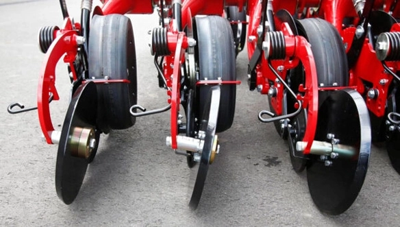 Detail of HORSCH Avatar's rubber press wheels and closing system, designed to ensure optimal seed-to-soil contact and firm trench sealing.