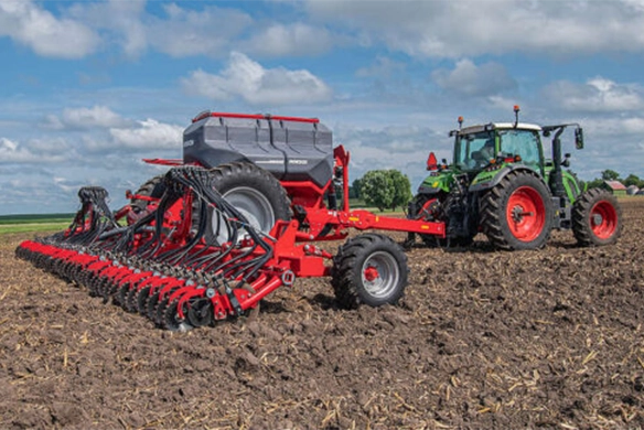 Fendt tractor towing a HORSCH Avatar disc seeder across a wide, freshly cultivated field under a bright sky with scattered clouds.