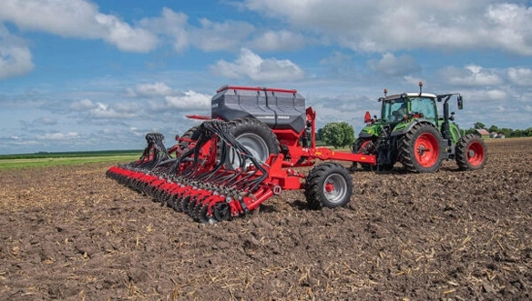 Fendt tractor pulling Horsch Avatar seed drill across tilled field for precision planting.