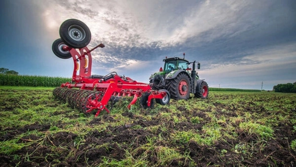 Fendt tractor pulling a HORSCH Joker HD cultivator across a field with heavy residue, showcasing deep tillage and soil mixing capabilities.