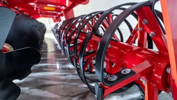 Heavy-duty cage roller on the HORSCH Joker HD, designed for consistent soil reconsolidation and smooth field finish after deep cultivation.