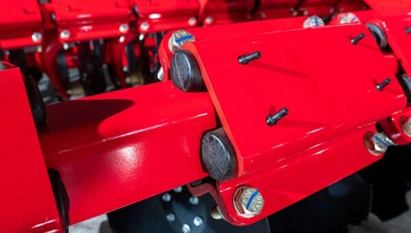 Close-up of HORSCH Joker HD's rubber mount and frame connection, built to absorb shock and extend machine lifespan during intense tillage.