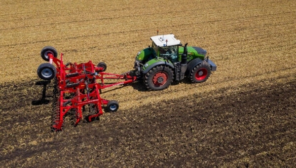 Aerial perspective of HORSCH Joker HD implement being pulled by a Fendt tractor, displaying wide working width and even tillage across field rows.