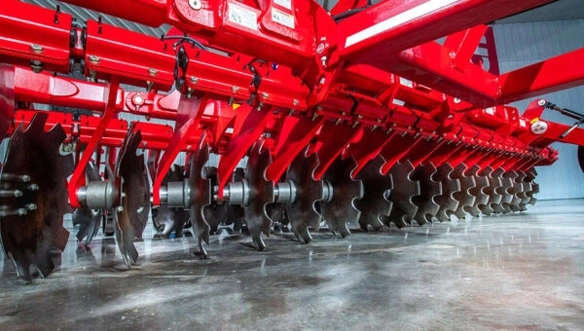 Detailed view of HORSCH Joker RX notched disc blades arranged in two rows, designed for aggressive soil penetration and thorough mixing.