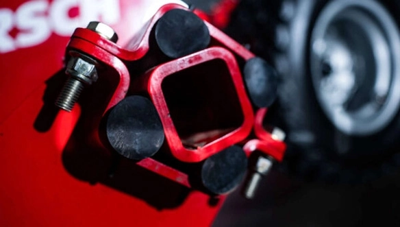 Macro view of the HORSCH Joker RX rubber mount suspension system, built for shock absorption and optimal disc control over rough terrain.