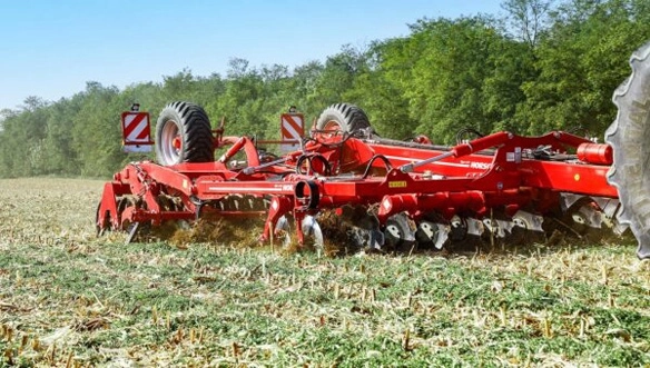 HORSCH Tiger MT tillage machine cultivating harvested crop residue, showcasing full-width soil engagement and heavy-duty disc design.