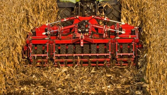 HORSCH Tiger MT making a path through standing corn stalks, effectively managing residue and preparing the seedbed with even tillage depth