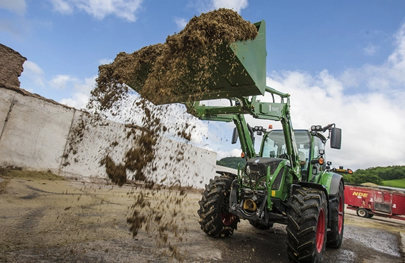 Fendt 500 Vario tractor dumping a load of clippings.