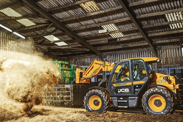 JCB 538-60 Agri spreading straw bedding inside a livestock shed